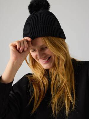 Gorro negro mujer con pompón 70653 Ysabel Mora